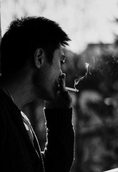 烟雾缭绕下的隐秘心声，解读吸烟影像中的哀愁与沉思 - 3 - 635香烟网