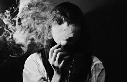 烟雾缭绕下的哀愁，探寻吸烟与伤感情绪的交织艺术 - 4 - 635香烟网