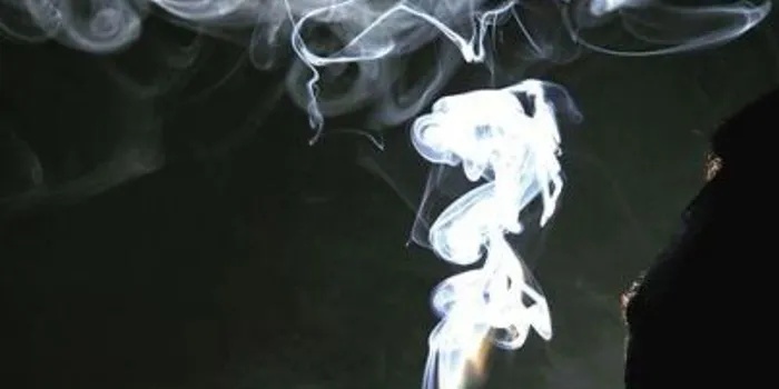 烟云缭绕下的沉思，男子手中烟的伤感瞬间 - 2 - 635香烟网