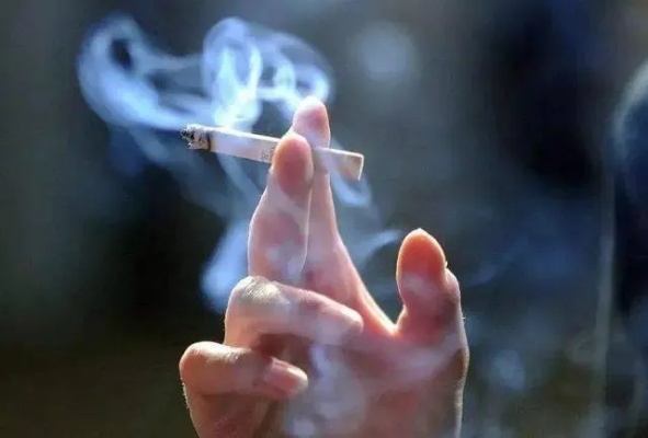 烟云缭绕下的沉思，男子手中烟的伤感瞬间 - 1 - 635香烟网