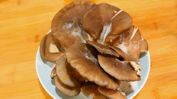 白蘑菇炒肉的家常做法 蘑菇炒猪肉，怎么炒好吃