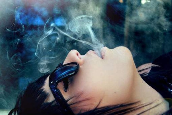 烟雾缭绕下的隐秘心声，解读吸烟影像中的哀愁与沉思