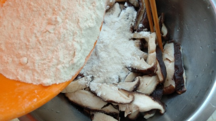 干炸鲜蘑的最正宗做法窍门 油炸菌子正宗做法