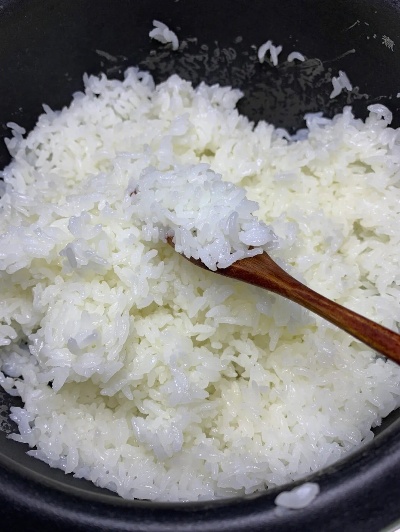 电饭锅焖鸡肉米饭 蒸米饭放肉的正确方法