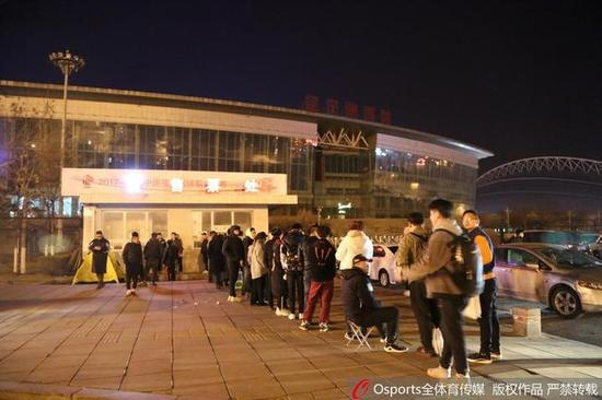 辽宁男篮门票一票难求!球迷熬夜排队只为见证荣耀时刻 辽宁男篮门票一票难求!球迷熬夜排队只为见证荣耀时刻