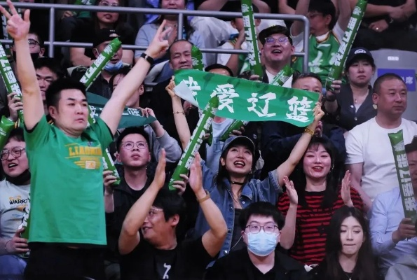 辽宁男篮门票一票难求!球迷熬夜排队只为见证荣耀时刻 辽宁男篮门票一票难求!球迷熬夜排队只为见证荣耀时刻