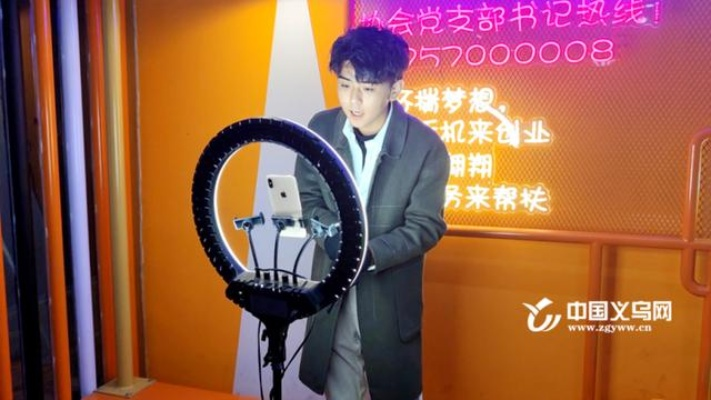 一场意外的直播之旅:我与“软文直播rwzb”的深度邂逅 一场意外的直播之旅:我与“软文直播rwzb”的深度邂逅