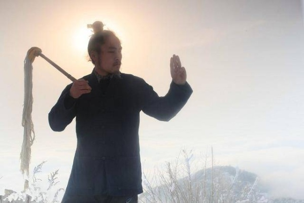 游玄德:一位隐士的修行之路,让我重新思考人生的意义 游玄德:一位隐士的修行之路,让我重新思考人生的意义