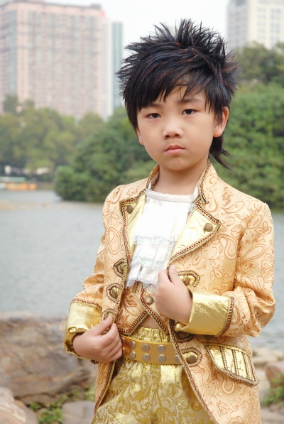 黄子豪:从平凡少年到励志偶像的蜕变之路 黄子豪:从平凡少年到励志偶像的蜕变之路
