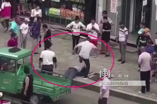 阜新踢飞脚事件引热议:年轻人为何如此愤怒? 阜新踢飞脚事件引热议:年轻人为何如此愤怒?