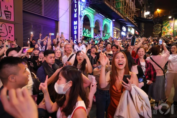 香港现场开码火爆出圈:年轻人为何沉迷这种数字游戏? 香港现场开码火爆出圈:年轻人为何沉迷这种数字游戏?