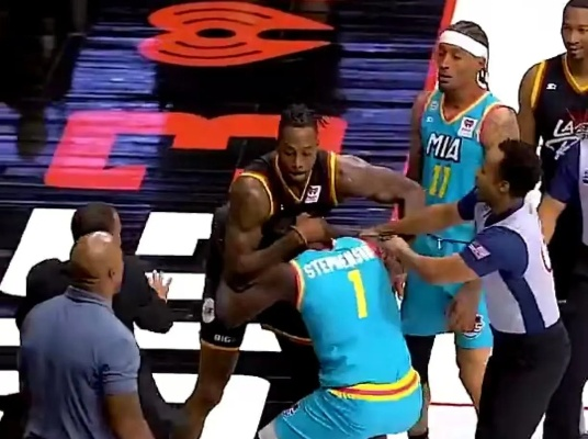 那一刻我懵了!NBA赛场上的乌龙违例让我哭笑不得 那一刻我懵了!NBA赛场上的乌龙违例让我哭笑不得