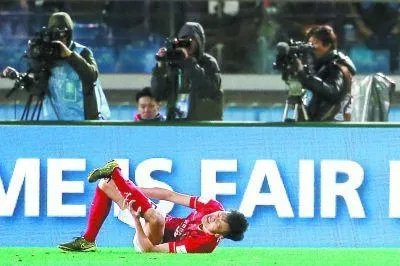 郑智踩踏事件引发热议:足球场上的暴力行为何时休? 郑智踩踏事件引发热议:足球场上的暴力行为何时休?