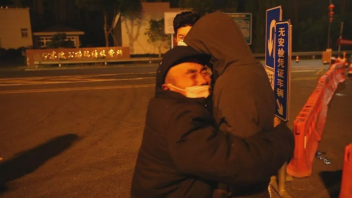 零点直播:我在深夜的镜头前,与千万人共享那一刻的温暖与感动 零点直播:我在深夜的镜头前,与千万人共享那一刻的温暖与感动