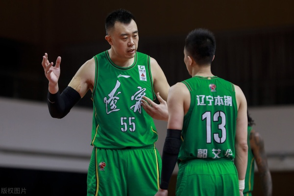 韩德君身高2米15,站在他身边我感受到了什么叫“巨人” 韩德君身高2米15,站在他身边我感受到了什么叫“巨人”