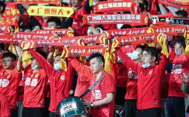 广州恒大vs辽宁宏运:中超焦点战引爆激情,年轻球迷直呼过瘾 广州恒大vs辽宁宏运:中超焦点战引爆激情,年轻球迷直呼过瘾
