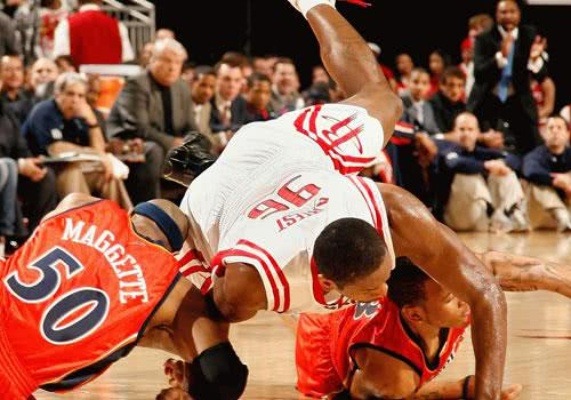 NBA经典推人瞬间:那些激情四溢的瞬间,我们为何如此着迷 NBA经典推人瞬间:那些激情四溢的瞬间,我们为何如此着迷