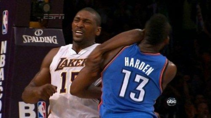 霍华德肘击科比:NBA赛场上的激烈冲突与背后故事 霍华德肘击科比:NBA赛场上的激烈冲突与背后故事