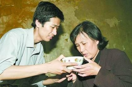 孝心无价:陈斌强背母上班的感人故事 孝心无价:陈斌强背母上班的感人故事