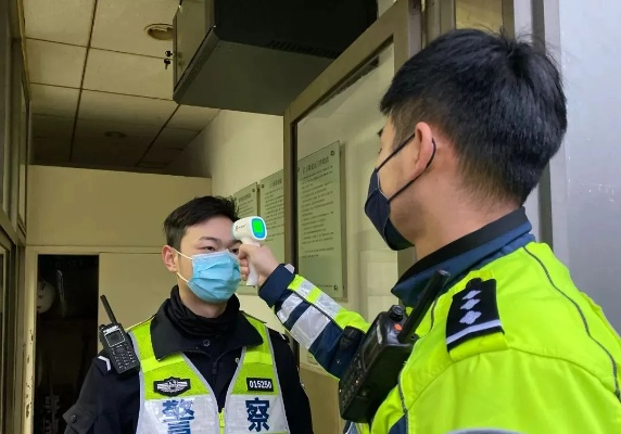 “轻伤不下火线”:一位基层民警的坚守与担当 “轻伤不下火线”:一位基层民警的坚守与担当