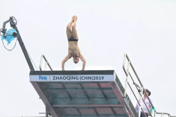 惊险刺激!高台跳水:勇气与技巧的极限挑战 惊险刺激!高台跳水:勇气与技巧的极限挑战