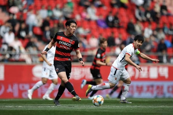 首尔FC激战浦项制铁:青春风暴点燃K联赛巅峰对决 首尔FC激战浦项制铁:青春风暴点燃K联赛巅峰对决