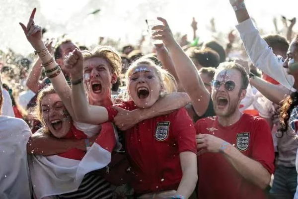 英国足球世界杯:激情燃烧的绿茵战场,荣耀与梦想的交汇 英国足球世界杯:激情燃烧的绿茵战场,荣耀与梦想的交汇