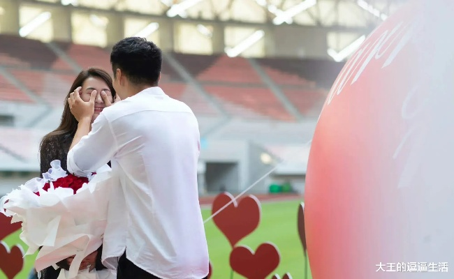 邹凯浪漫求婚:奥运冠军的爱情长跑终成眷属 邹凯浪漫求婚:奥运冠军的爱情长跑终成眷属