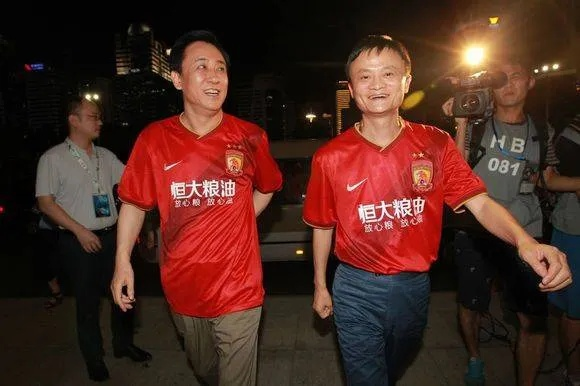 阿里入股恒大足球:互联网巨头与体育产业的跨界联姻将如何重塑中国足球格局? 阿里入股恒大足球:互联网巨头与体育产业的跨界联姻将如何重塑中国足球格局?