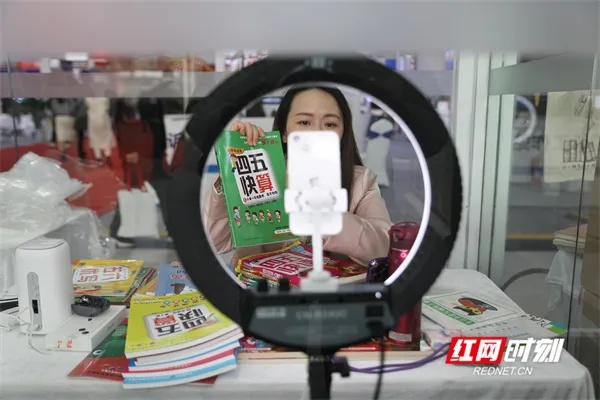 我在湖南直播的奇幻之旅:一场意外走红的暖心体验 我在湖南直播的奇幻之旅:一场意外走红的暖心体验