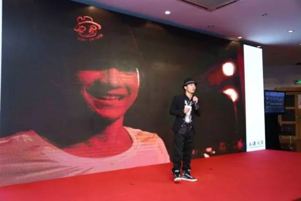 阿朗:从默默无闻到闪耀舞台的励志故事 阿朗:从默默无闻到闪耀舞台的励志故事
