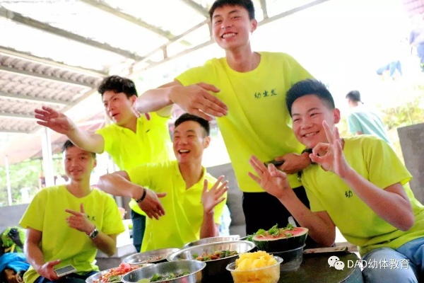 厨神队vs足球队 激动人心的比赛即将开始 厨神队vs足球队 激动人心的比赛即将开始