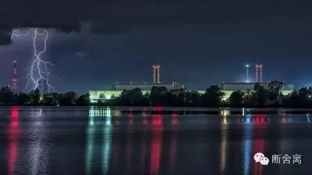 雷霆之夜:我在风暴中心的震撼与敬畏 雷霆之夜:我在风暴中心的震撼与敬畏