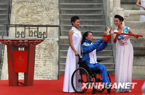 金晶护火炬:一位残疾女孩的勇气与爱国情怀 金晶护火炬:一位残疾女孩的勇气与爱国情怀