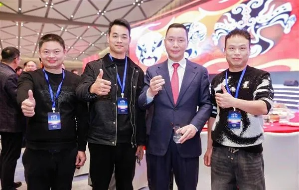 邓飞虎:从普通工人到行业标杆,他的逆袭之路激励了无数年轻人 邓飞虎:从普通工人到行业标杆,他的逆袭之路激励了无数年轻人
