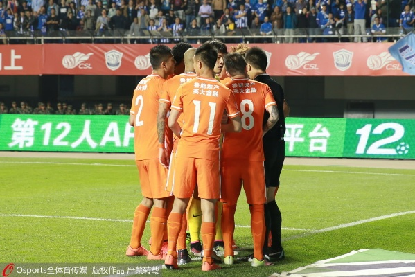 愤怒与不解:亲历鲁能球员围攻裁判的震撼现场 愤怒与不解:亲历鲁能球员围攻裁判的震撼现场
