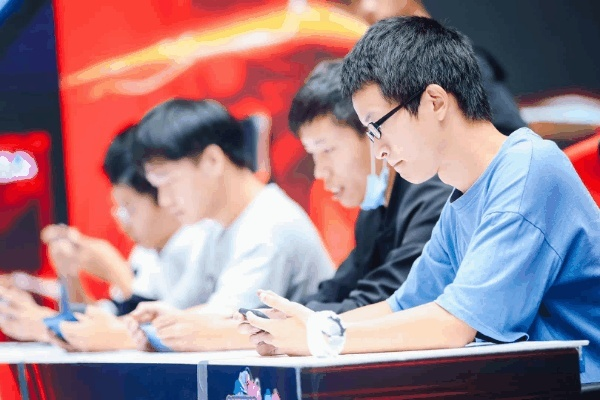 电竞预选赛热血开战:年轻选手的荣耀之路如何点燃全场? 电竞预选赛热血开战:年轻选手的荣耀之路如何点燃全场?