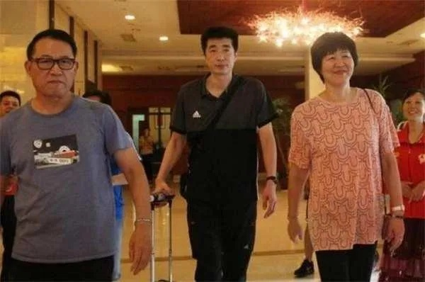 郎平老公王育成:低调守护女排传奇的“最强后盾” 郎平老公王育成:低调守护女排传奇的“最强后盾”