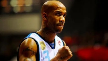 从NBA到CBA:马布里年薪背后的坚守与热爱 从NBA到CBA:马布里年薪背后的坚守与热爱