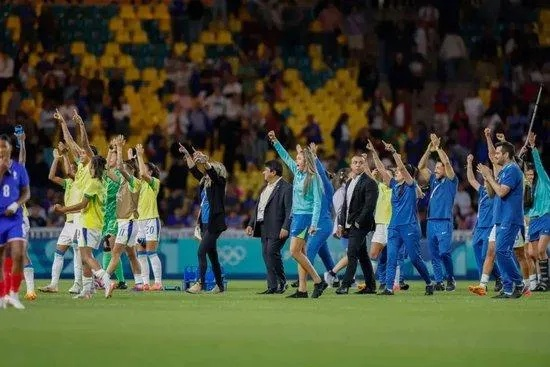 世界杯头场比赛爆冷!卫冕冠军意外失利,球迷直呼不敢相信 世界杯头场比赛爆冷!卫冕冠军意外失利,球迷直呼不敢相信