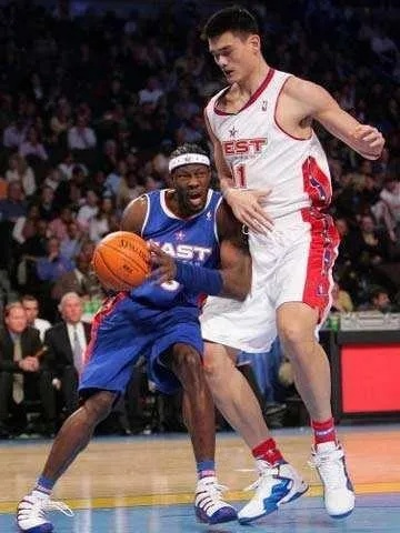 NBA球员真的打过姚明吗?揭秘那些年姚明在NBA的硬核对抗 NBA球员真的打过姚明吗?揭秘那些年姚明在NBA的硬核对抗