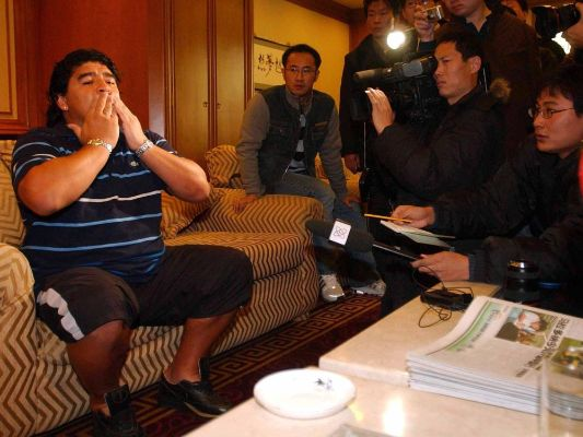 传奇再现:马拉多纳中国行的激情与回忆 传奇再现:马拉多纳中国行的激情与回忆
