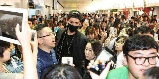 当红明星私下互动曝光:揭秘那些不为人知的花边新闻 当红明星私下互动曝光:揭秘那些不为人知的花边新闻