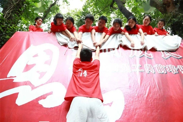 “赤膊班”背后的故事:汗水与坚持铸就的青春记忆 “赤膊班”背后的故事:汗水与坚持铸就的青春记忆