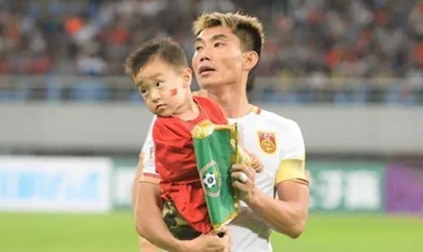 郑智儿子:足球世家的新一代希望 郑智儿子:足球世家的新一代希望