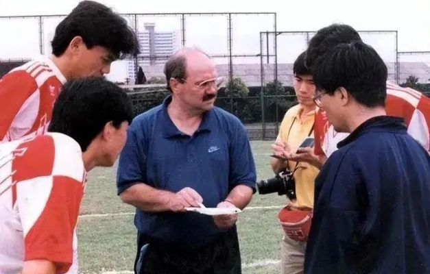 阎世铎:中国足球改革的先驱者与争议人物 阎世铎:中国足球改革的先驱者与争议人物