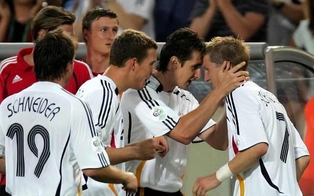 2006年世界杯经典对决:波兰队顽强抵抗德国战车虽败犹荣 2006年世界杯经典对决:波兰队顽强抵抗德国战车虽败犹荣