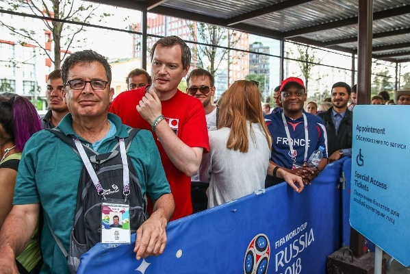 热血沸腾!世界杯美国vs希腊门票抢购现场直击,球迷疯狂排队只为见证历史 热血沸腾!世界杯美国vs希腊门票抢购现场直击,球迷疯狂排队只为见证历史