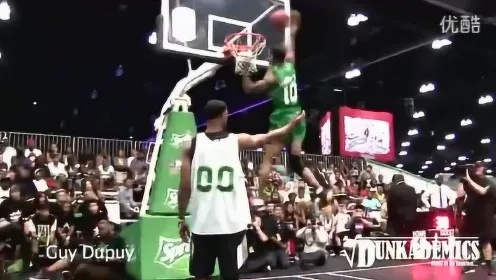 热血沸腾!NBA赛场惊现隔人暴扣,引爆全场观众激情 热血沸腾!NBA赛场惊现隔人暴扣,引爆全场观众激情