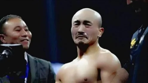 武僧一龙打瘸日本拳王!中国功夫震撼世界格斗圈 武僧一龙打瘸日本拳王!中国功夫震撼世界格斗圈